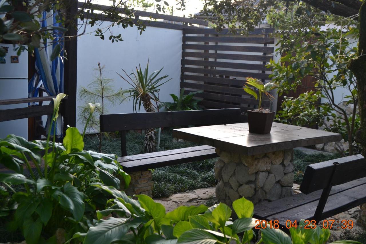 U Palycha Guest House Sukhumi Eksteriør bilde